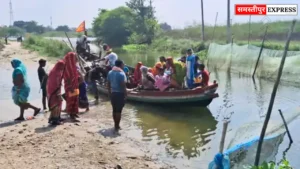 Samastipur News: मऊ धनेशपुर में 13 साल से अधूरा पुल: एप्रोच रोड के लिए जमीन न मिलने से काम ठप, लोग नाव से कर रहे आवागमन