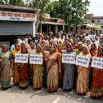 समस्तीपुर न्यूज़: लोन के नाम पर लाखों की ठगी, कंपनी दफ्तर पर ताला देख भड़के लोग, सड़क जाम | Samastipur Express