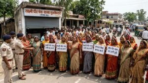 समस्तीपुर न्यूज़: लोन के नाम पर लाखों की ठगी, कंपनी दफ्तर पर ताला देख भड़के लोग, सड़क जाम | Samastipur Express